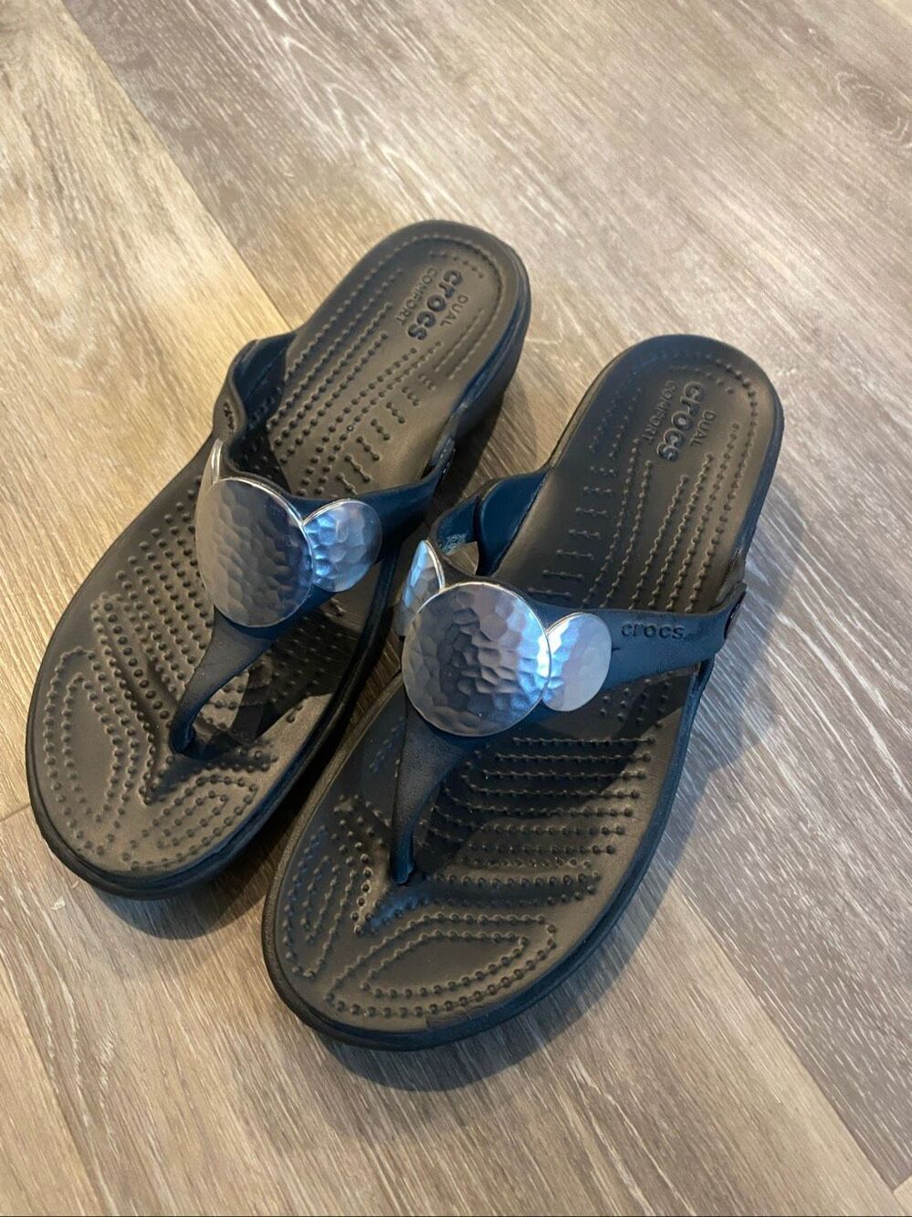 Crocs Sanrah Embellished Wedge Flip Sandals Womens 7 Black Silver Hammered